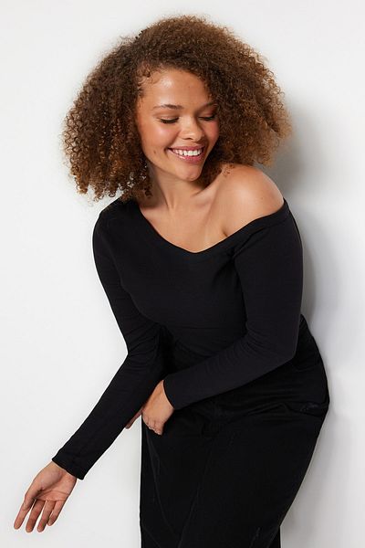 Trendyol Curve Schwarze gerippte Strickbluse mit U-Boot-Ausschnitt TBBAW24AF00002