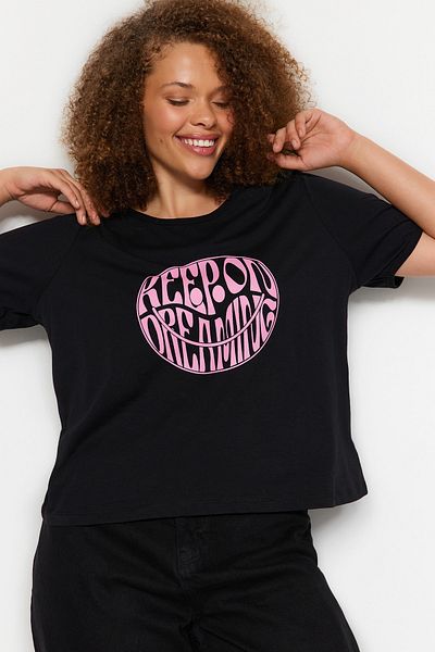 Trendyol Curve Nagy méretű fekete Crop póló - 100% pamut, szlogennyomat, TBBSS23BF00069