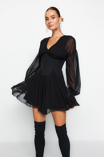 Trendyol Collection Schwarzes, kurzes, schickes Abendkleid aus gewebtem Chiffon in A-Linie für den Abschlussball TPRAW24EL00040