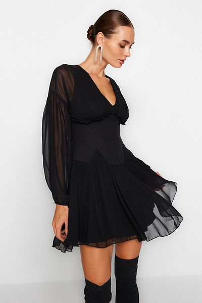 Trendyol Collection Schwarzes, kurzes, schickes Abendkleid aus gewebtem Chiffon in A-Linie für den Abschlussball TPRAW24EL00040