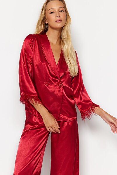 Trendyol Collection Burgundowe piórka ze szczegółowymi satynowymi spodniami i koszulą z tkanej piżamy THMAW23PT00086