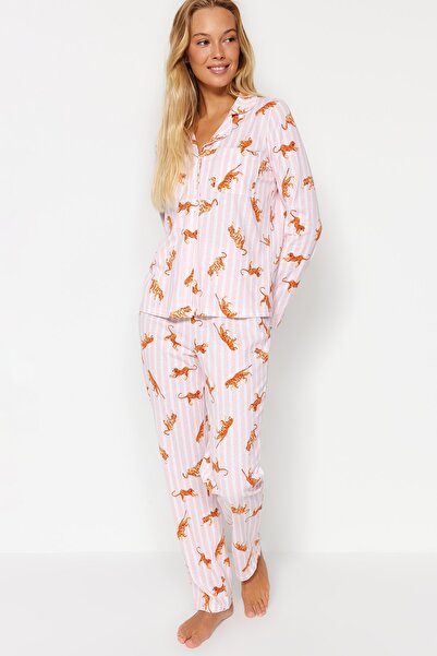 Trendyol Collection Színes csíkos Tigris mintás pamut ing és nadrág hálóruha szett - THMAW24PT00002