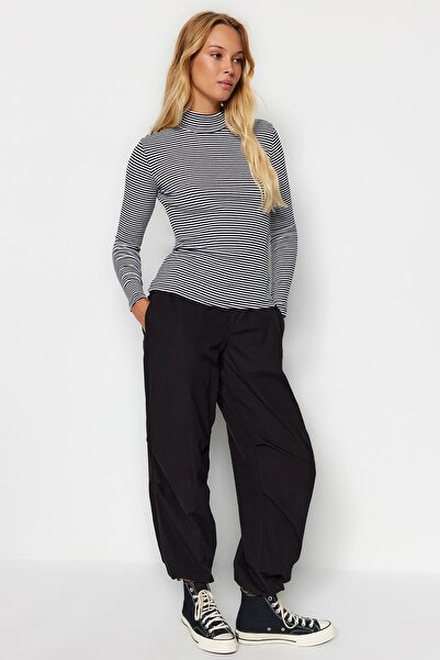 Trendyol Collection Ecru fekete csíkos testhezálló, magas gallérral, hosszú ujjú bordázott, rugalmas kötött blúz TWOAW21BZ0423