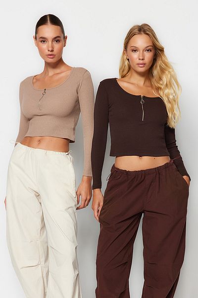 Trendyol Collection Braun-Beige 2er-Pack taillierte, bauchfreie, gerippte Strickbluse TWOAW22BZ0134
