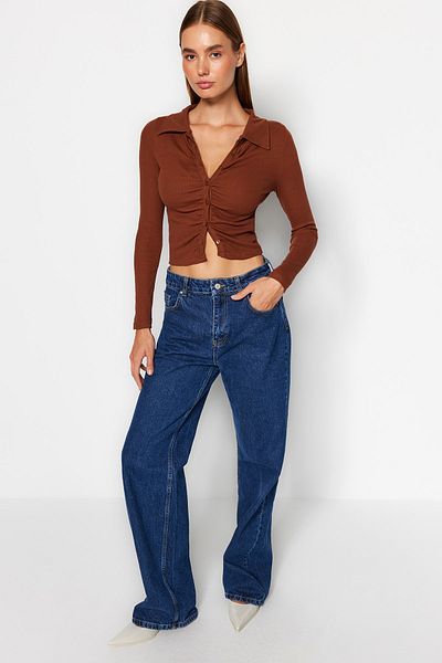 Trendyol Collection Braune, figurbetonte, kurz geschnittene Strickbluse mit Polokragen aus gerippter Baumwolle und Stretch TWOAW23BZ00130