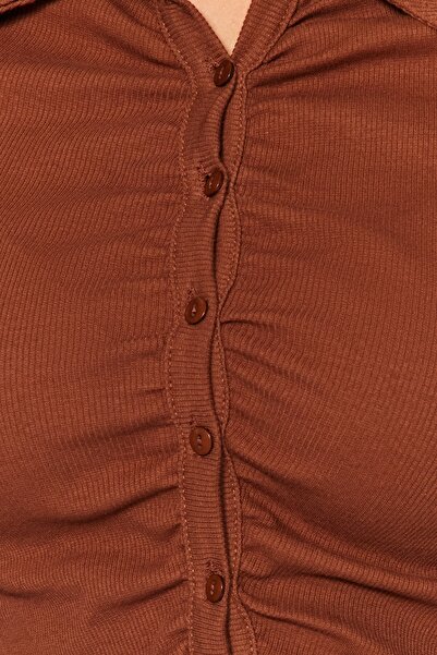 Trendyol Collection Brązowa, dopasowana, krótka bluzka polo z dekoltem w serek, prążkowana, bawełniana, rozciągliwa bluzka z dzianiny TWOAW23BZ00130