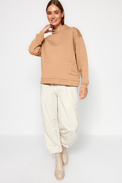 Trendyol Collection Beiges, lockeres Sweatshirt mit Kapuze und Aufdruck aus Rippstrick