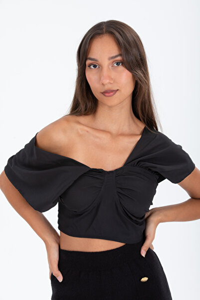 By Gecce Düşük Omuz Dekolteli Bluz
