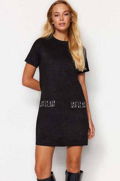 Trendyol Collection Black Crew Neck Stone Detailní Shift/Straight Mini Suede Pletené šaty TWOAW24EL00523