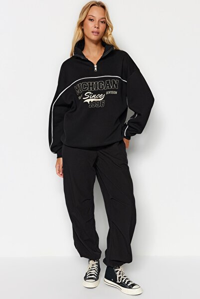 Trendyol Collection Černá mikina s potištěným oversize/širokým střihem ze silného fleece uvnitř TWOAW24SW00184