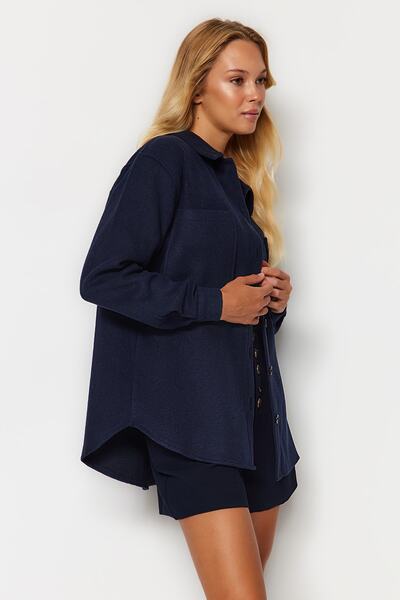 Trendyol Collection Sötétkék dupla zsebes túlméretes/széles szabású varrott szőtt ing TWOAW23GO00356