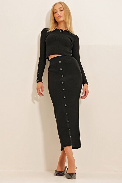 Trend Alaçatı Stili Schwarzes Crop-Top- und Rock-Set mit Rundhalsausschnitt, Knopfleiste und Detail für Damen ALC-X10798