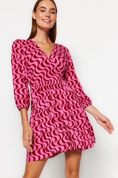 Trendyol Collection Piros retro nyomtatott korcsolyázó/duplasoros dekoltázsú mini sztreccs kötött ruha TWOAW22EL0104
