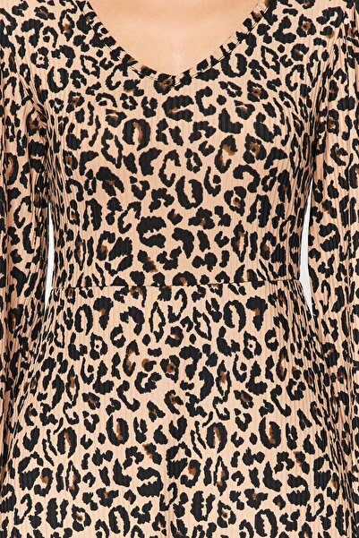 Trendyol Collection Hnědé pletené šaty s detailním volánem do V s výstřihem do V TWOAW22EL1284