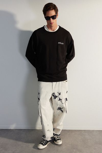 Trendyol Collection Μαύρο Premium Crew Neck Oversize/Φαρδιά κομμένο κείμενο Κεντημένο φούτερ χωρίς ανάβασμα TMNAW24SW00039