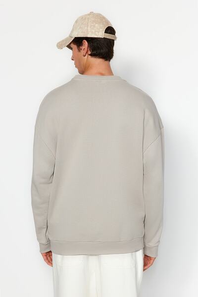 Trendyol Collection Šedá mikina Premium Crew Neck Oversize/Široký střih s výšivkou textu Diagonal TMNAW24SW00039