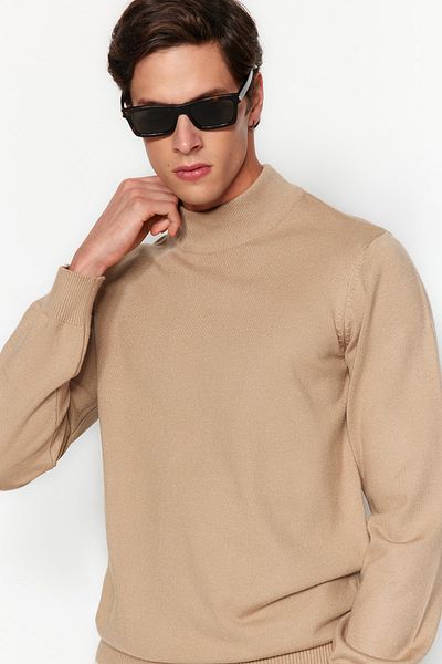 Trendyol Collection Premium Camel Strickpullover mit halbem Rollkragen – weich, reguläre Passform TMNAW24KZ00055