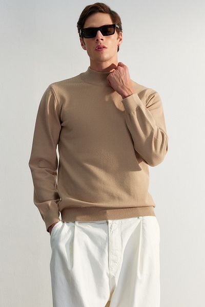 Trendyol Collection Premium Camel Strickpullover mit halbem Rollkragen – weich, reguläre Passform TMNAW24KZ00055