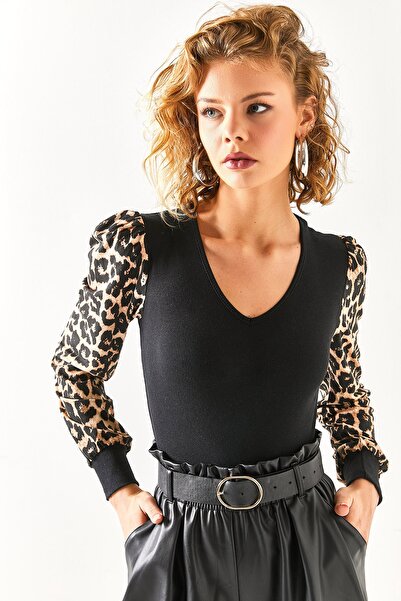Olalook Dámská černá halenka s leopardím výstřihem do V a zdobená lycrou BLZ-19002382