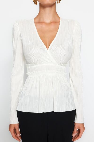 Kolekcia Trendyol Pletená blúzka s ecru plisom s dvojitým zapínaním a zapínaním do V s výstrihom TWOAW24BZ00278