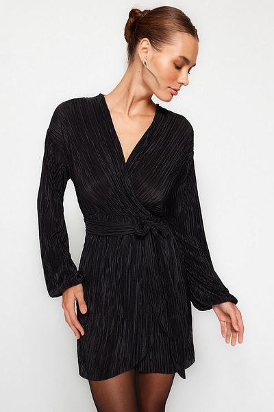 Trendyol Collection Schwarzes, mit Gürtel gefüttertes, plissiertes A-Linien-Abendkleid für die Abschlussfeier TPRAW24EL00108