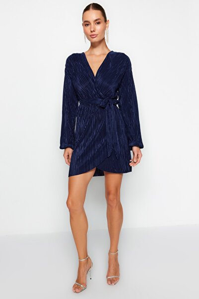 Trendyol Collection Sötétkék öves A-vonalú bélelt redőzött kötött rövid estélyi ruha éjszakai ballagási ruha