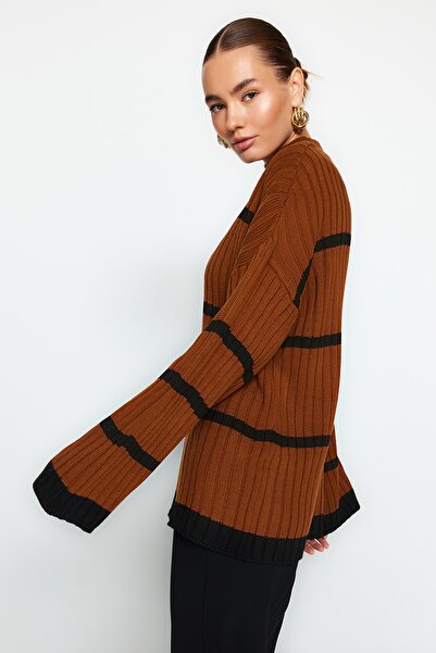 Trendyol Collection Pruhovaný skořicový pletený svetr Wide Fit – TWOAW24KZ00557