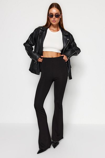 Trendyol Collection Schwarze Strick-Leggings mit elastischem Bund und geripptem Schlag/Spanisches Bein mit hoher Taille TWOAW22PL0107