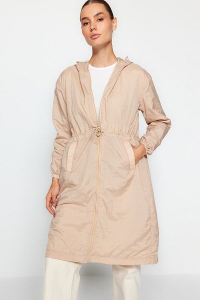 Trendyol Collection Beiger übergroßer wasserabweisender Regenmantel mit Kapuze TWOAW24MO00280