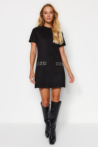 Trendyol Collection Black Crew Neck Stone Detailní Shift/Straight Mini Suede Pletené šaty TWOAW24EL00523