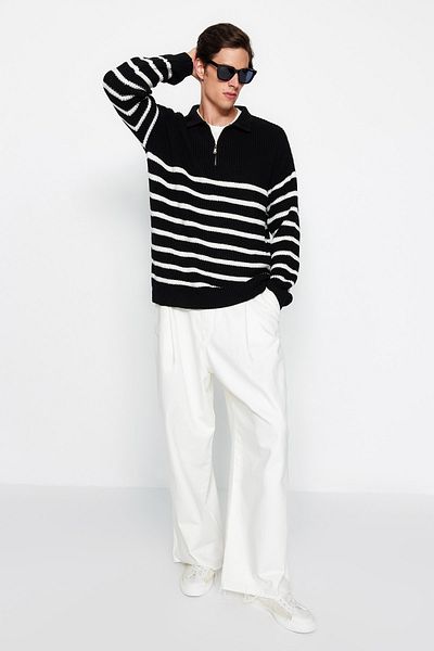 Trendyol Collection Gestreifter Oversize-Strickpullover mit Polokragen – Schwarz TMNAW24KZ00018