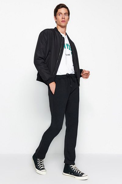 Trendyol Collection Schwarze Baumwoll-Jogginghose mit offenem Bein – Regular Fit TMNAW24EA00011