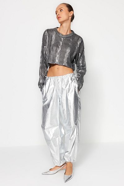 Trendyol Collection Anthrazitfarbener Strickpullover mit geflochtenem Super-Crop-Haar und Foliendruck TWOAW24KZ01074