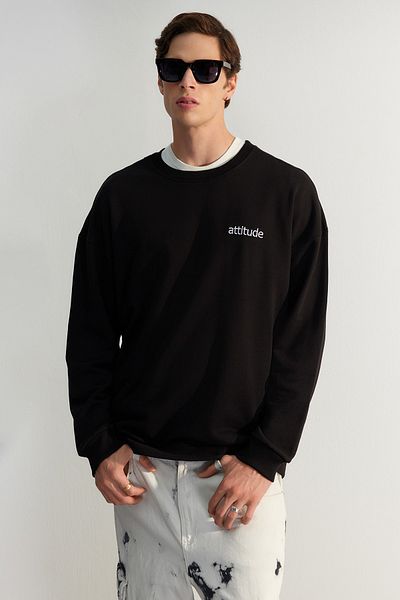 Trendyol Collection Μαύρο Premium Crew Neck Oversize/Φαρδιά κομμένο κείμενο Κεντημένο φούτερ χωρίς ανάβασμα TMNAW24SW00039