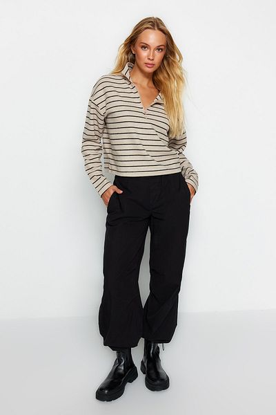 Trendyol Collection Hellbeige gestreiftes Thessaloniki-Sweatshirt mit Reißverschluss und Stehkragen, reguläre/normale Passform, TWOAW22SW0732