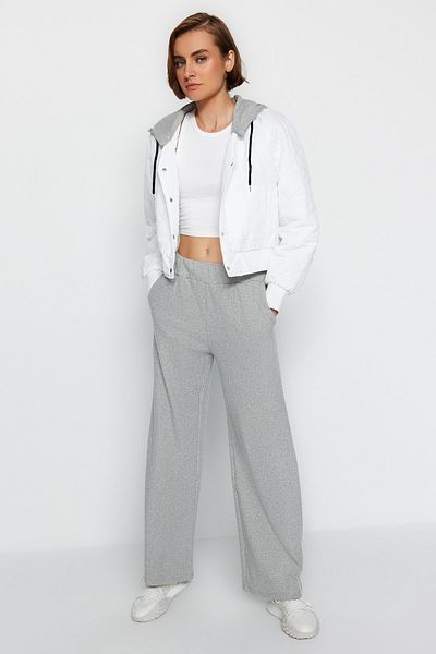 Trendyol Collection Graue Jogginghose aus Rippstrick mit weitem Bein und bequemem Schnitt TWOAW23EA00065