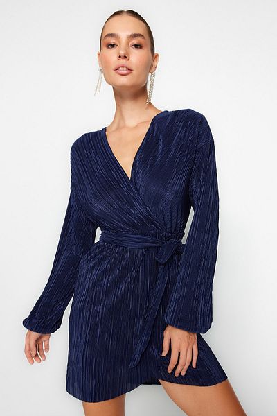 Trendyol Collection Marineblaues, mit Gürtel gefüttertes, plissiertes, kurzes Abendkleid in A-Linie mit Strickmuster für den Abschlussball