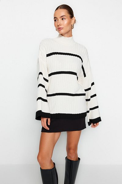 Trendyol Collection Ecrufarbener Strickpullover mit Streifen in weiter Passform - TWOAW24KZ00557