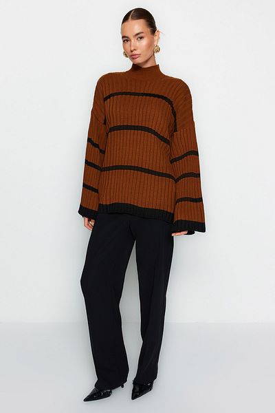 Trendyol Collection Pruhovaný skořicový pletený svetr Wide Fit – TWOAW24KZ00557