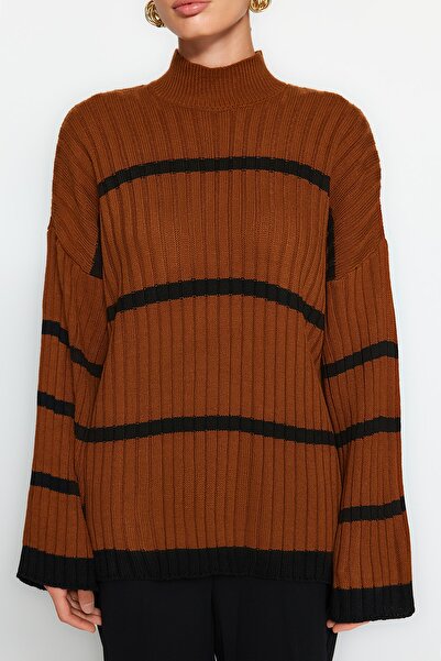 Trendyol Collection Pruhovaný skořicový pletený svetr Wide Fit – TWOAW24KZ00557