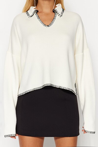 Trendyol Collection Sweter z dzianiny bawełnianej w kolorze ecru z kołnierzykiem polo - szeroki krój Twoaw24Kz00981
