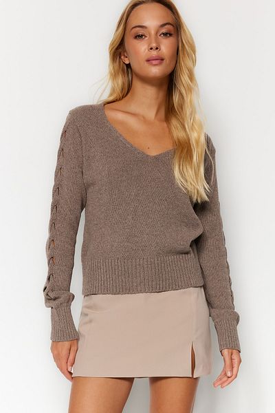 Trendyol Collection Nerzfarbener, durchbrochener Strickpullover aus Baumwolle mit V-Ausschnitt – TWOAW24KZ01217