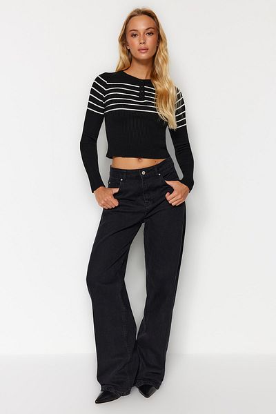 Trendyol Collection Pulover negru din tricotaje cu dungi crop TWOAW24KZ01201