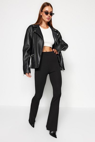 Trendyol Collection Schwarze Strick-Leggings mit elastischem Bund und geripptem Schlag/Spanisches Bein mit hoher Taille TWOAW22PL0107