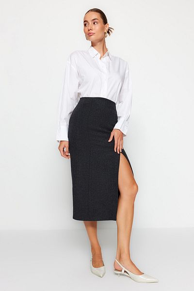 Trendyol Collection Schwarzer Midi-Webrock aus Stash-Stoff mit Schlitz und detailliertem Schnitt TWOAW24ET00231