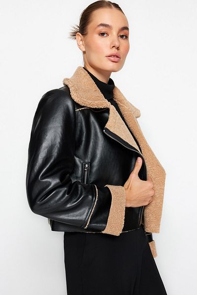 Trendyol Collection Schwarzer Mantel aus Kunstleder mit Plüschinnenseite TWOAW24MO00260