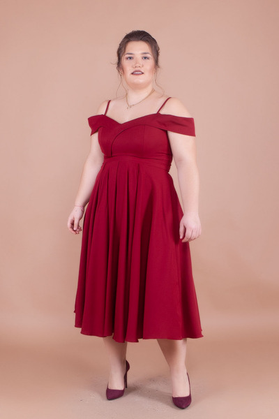 NO48 Rochie pliată cu bretele, cu detaliu de umăr scobit, în culoare burgundă...