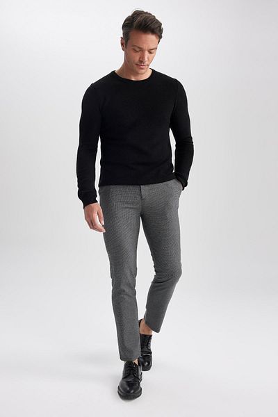 DeFacto Schwarzer Slim-Fit-Slim-Fit-Basic-Strickpullover mit Rundhalsausschnitt X7392az23au