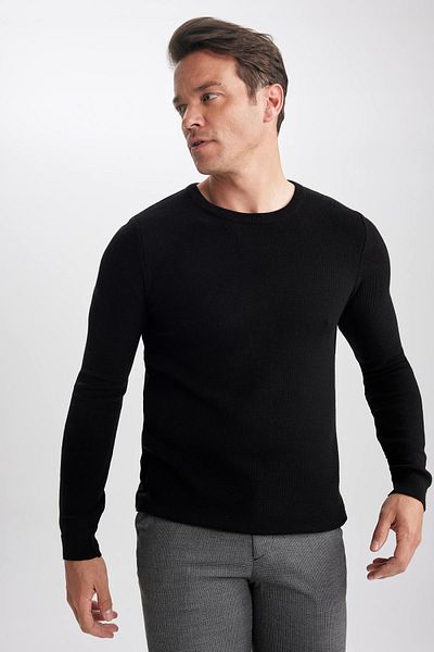 DeFacto Schwarzer Slim-Fit-Slim-Fit-Basic-Strickpullover mit Rundhalsausschnitt X7392az23au