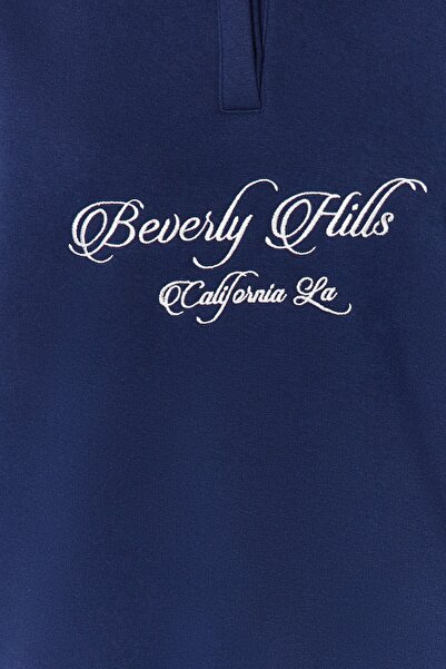 Trendyol Collection Košilový límec v námořnické modré výšivce Regular Fit Silný fleece uvnitř Pletená mikina TWOAW24SW00182